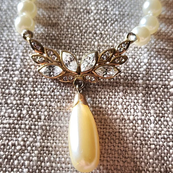 Vintage elegant necklace faux pearls clear rhinestones. Bridal. Wedding Gold - Picture 1 of 10